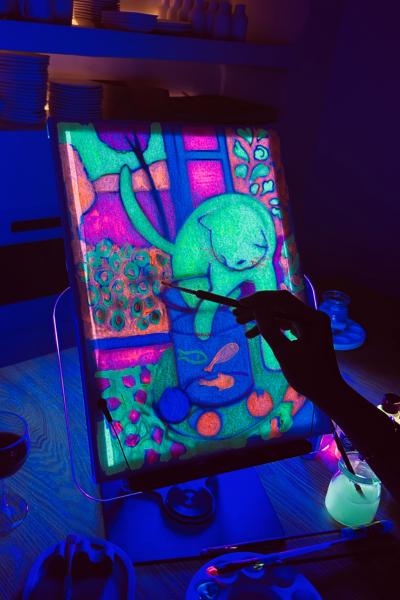 cuadros fluorescentes bajo luz UV en Paint Barcelona, experiencia creativa para regalo de amigo invisible en Barcelona