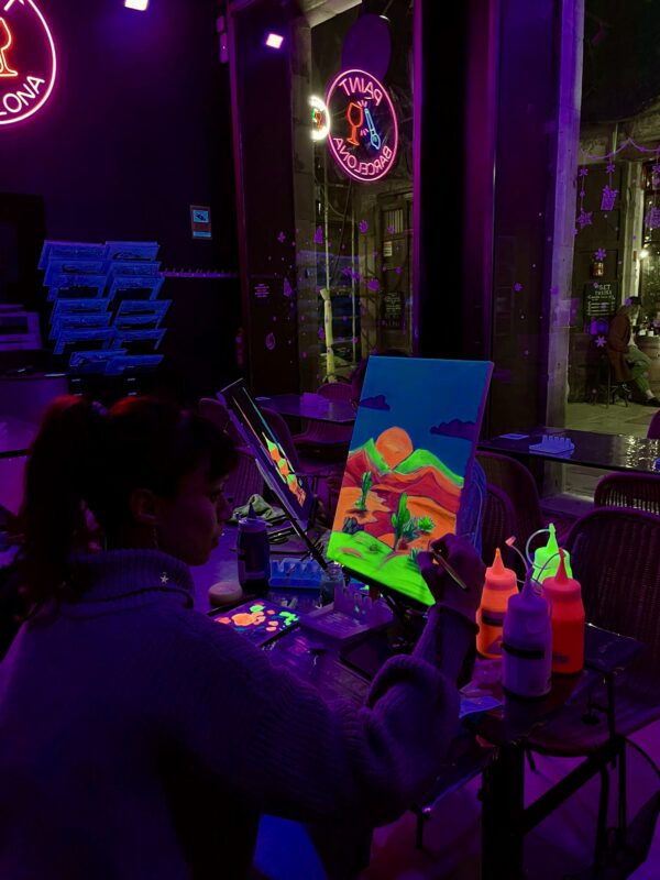 Taller de pintura fluorescente en Barcelona, sesión de pintura UV en Paint Barcelona El Born