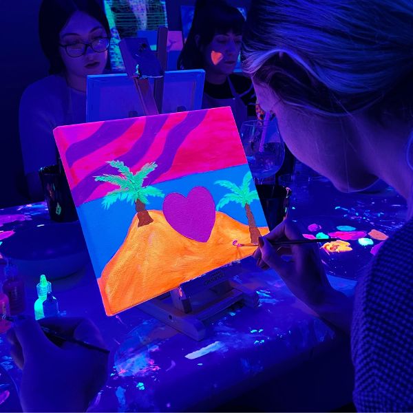 Planes en pareja en Barcelona, sesión de pintura UV en Paint Barcelona El Born