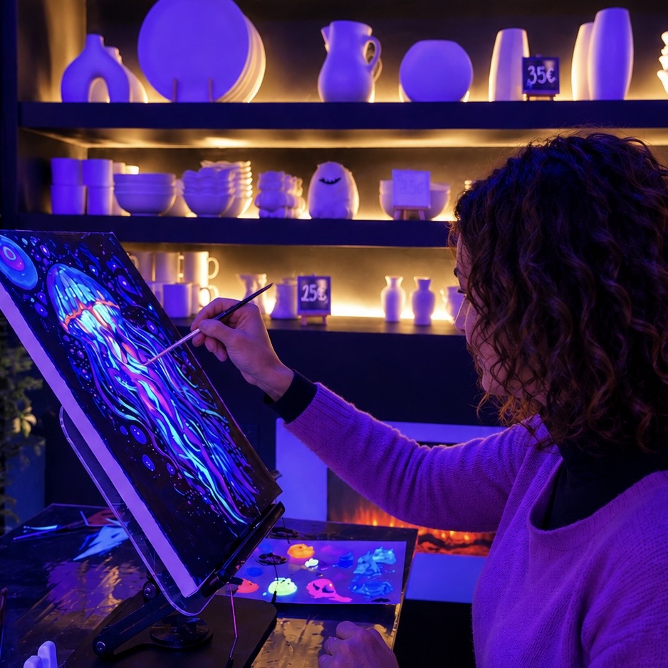 Cuadros neón en Barcelona, taller de pintura UV en Paint Barcelona El Born
