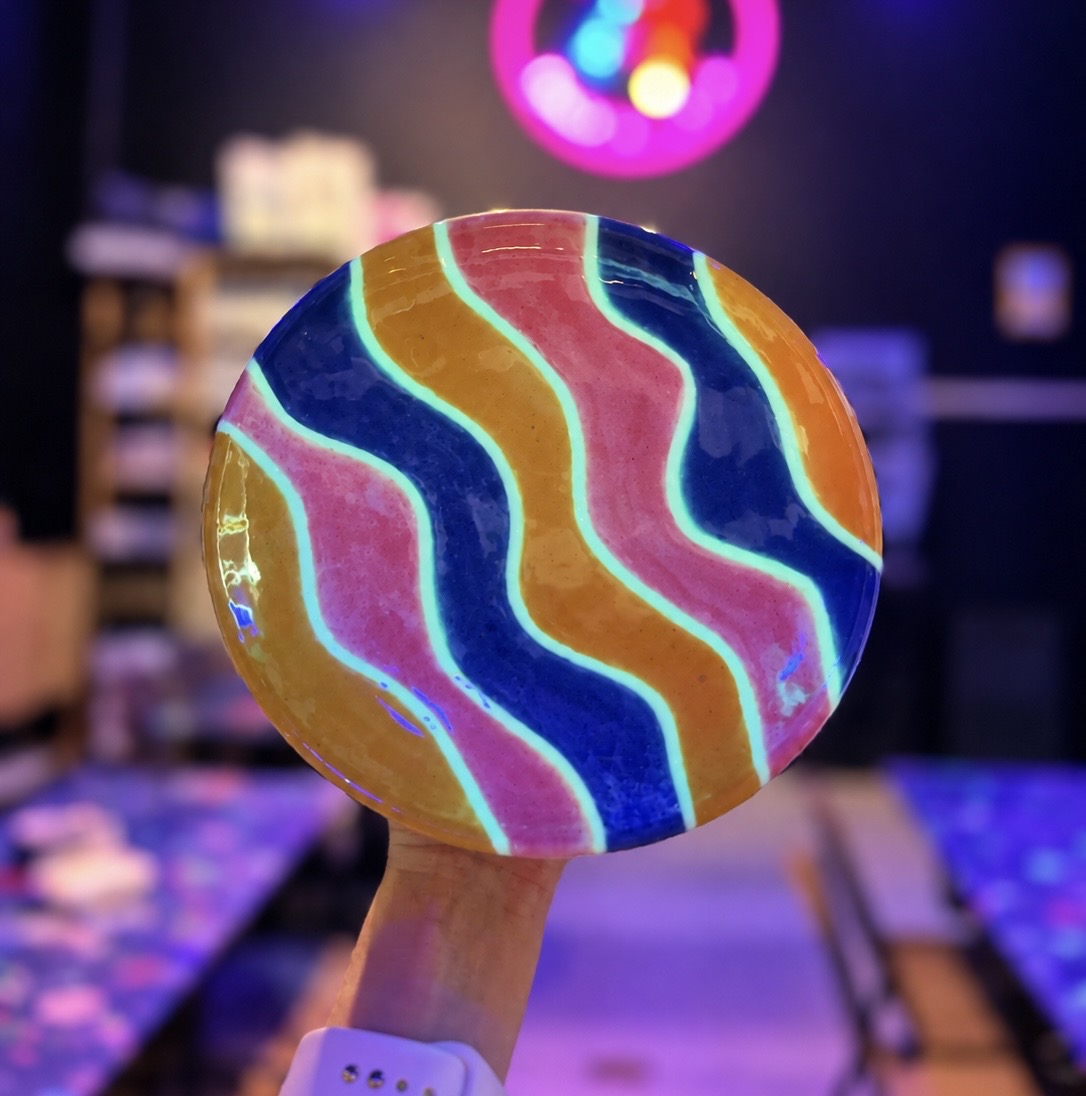 Cerámica UV Barcelona, taza pintada con esmaltes fluorescentes en Paint Barcelona El Born